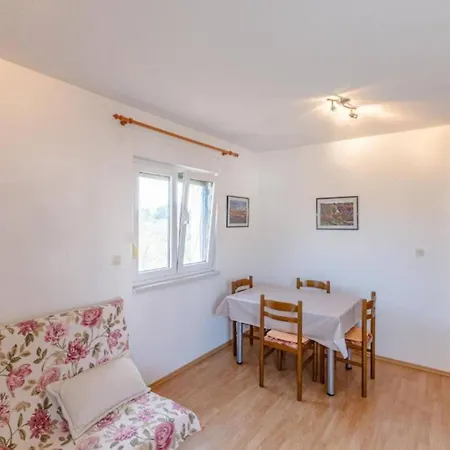 Charming And Cozy Okrug Gornji With Balcony Apartment Trogir
