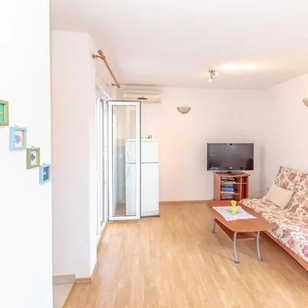 Apartment Charming And Cozy Okrug Gornji With Balcony